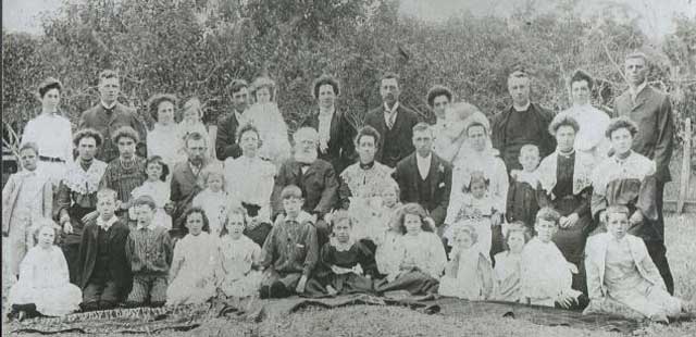 Photograph: Lewin and Dadswell families in 1904